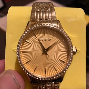 This watch is very incredible. It is gorgeous and also a invicta